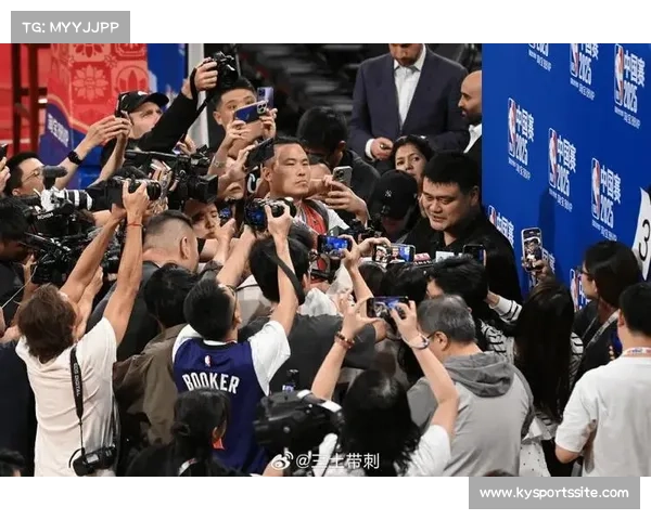 姚明中国赛成全场焦点与独行侠老板畅谈笑声不断阐释无官一身轻心境